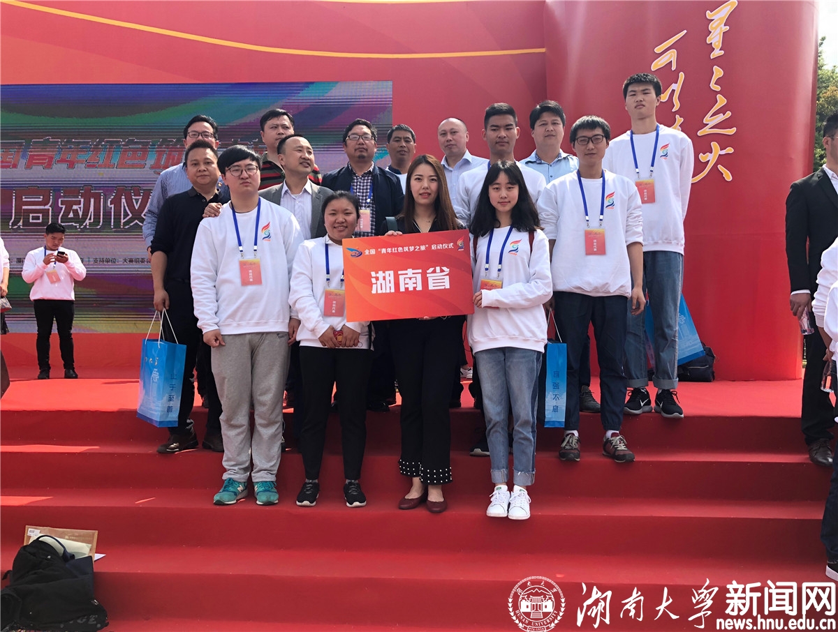 H视频
师生代表参加第四届全国”互联网+“大赛活动启动仪式3.jpg